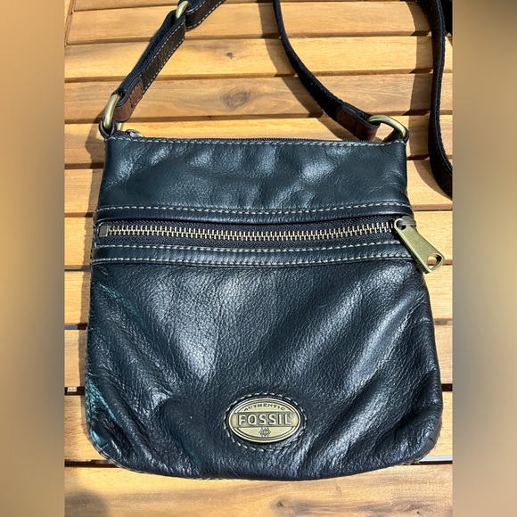🖤FOSSIL leather crossbody bag black with brass hardware 🖤 - Picture 2 of 16